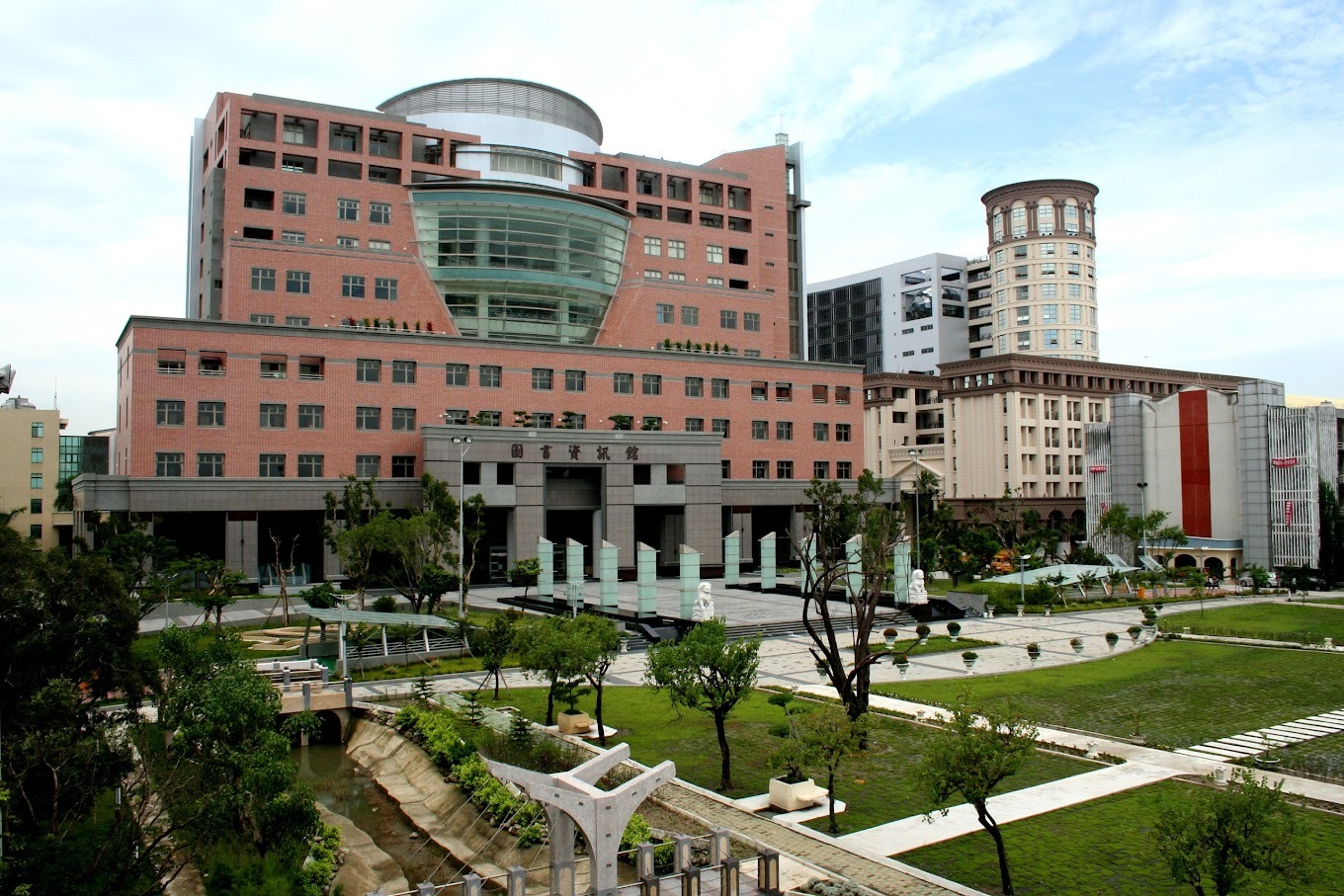 Sinh viên Việt Nam tìm hiểu chương trình du học hệ 1+4 tại Đại học Côn Sơn với các ngành kỹ thuật và cơ hội học bổng hấp dẫn