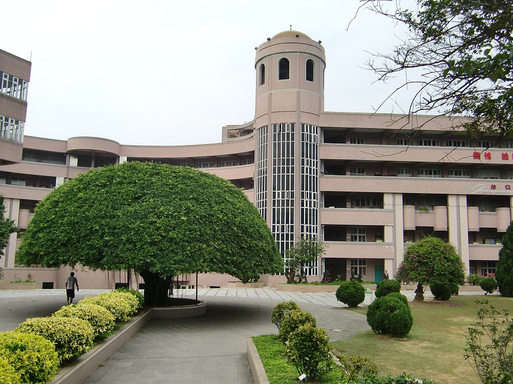 Thông tin tuyển sinh hệ 1+4 tại Đại học Khoa học Kỹ thuật Ngô Phụng với học phí hợp lý, học bổng miễn học phí học kỳ đầu và nhiều ngành học dễ xin việc